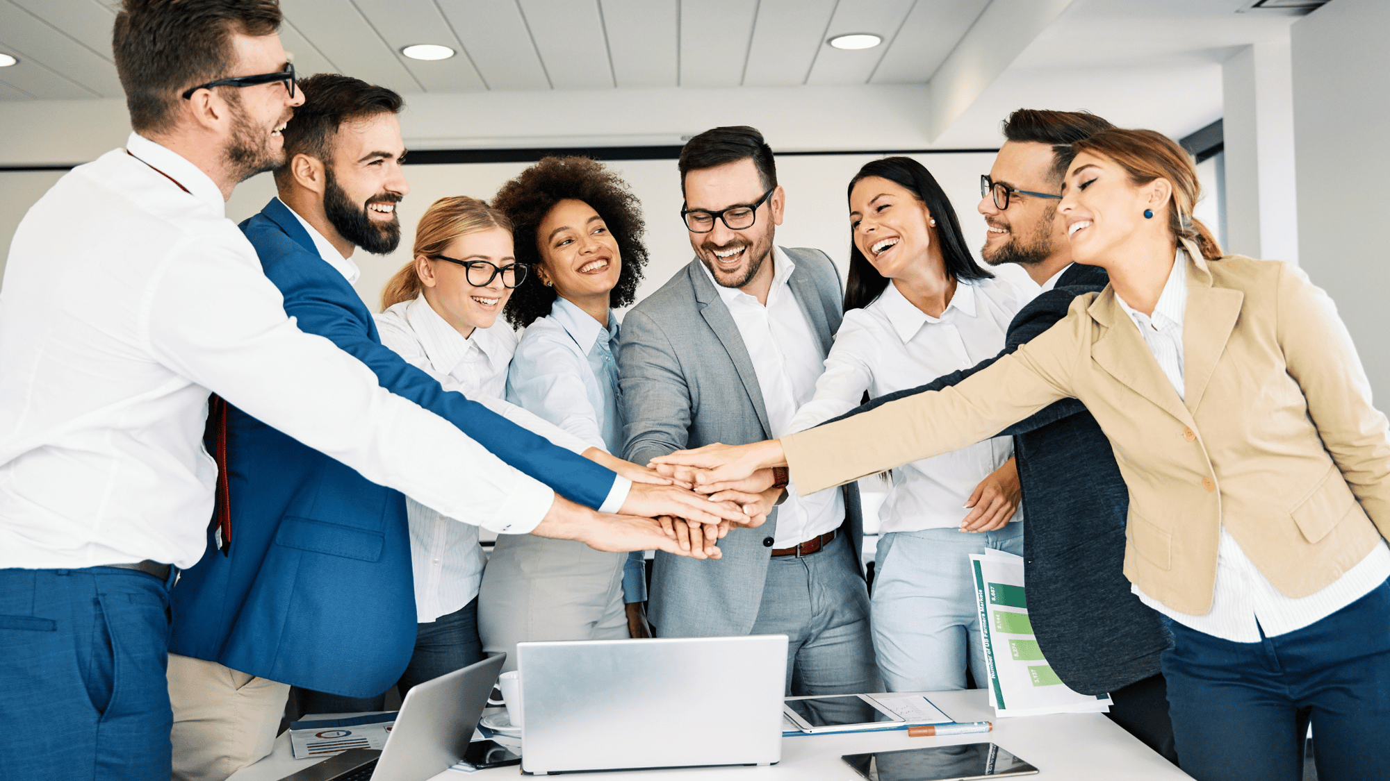 Equipe de profissionais celebrando parceria de sucesso em ambiente corporativo, representando confiança e colaboração na gestão contábil para escritórios de advocacia.