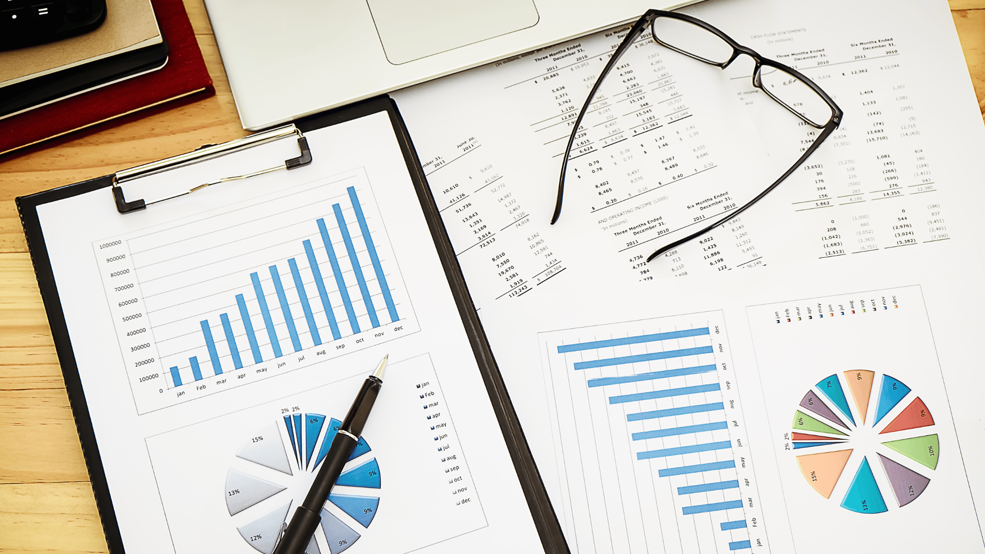 Gráficos financeiros, relatórios e tabelas utilizados para parecer técnico e perícia contábil em processos judiciais, assegurando precisão e conformidade legal.